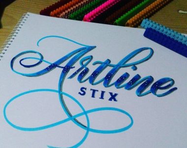 artline-stix-brush-lettersnissobtoothless-ok-768x676
